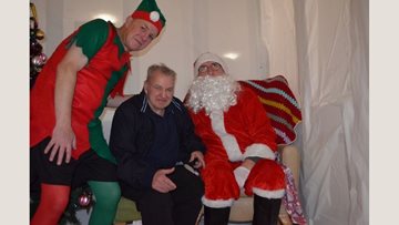 Santa Claus comes to Dartford care home
